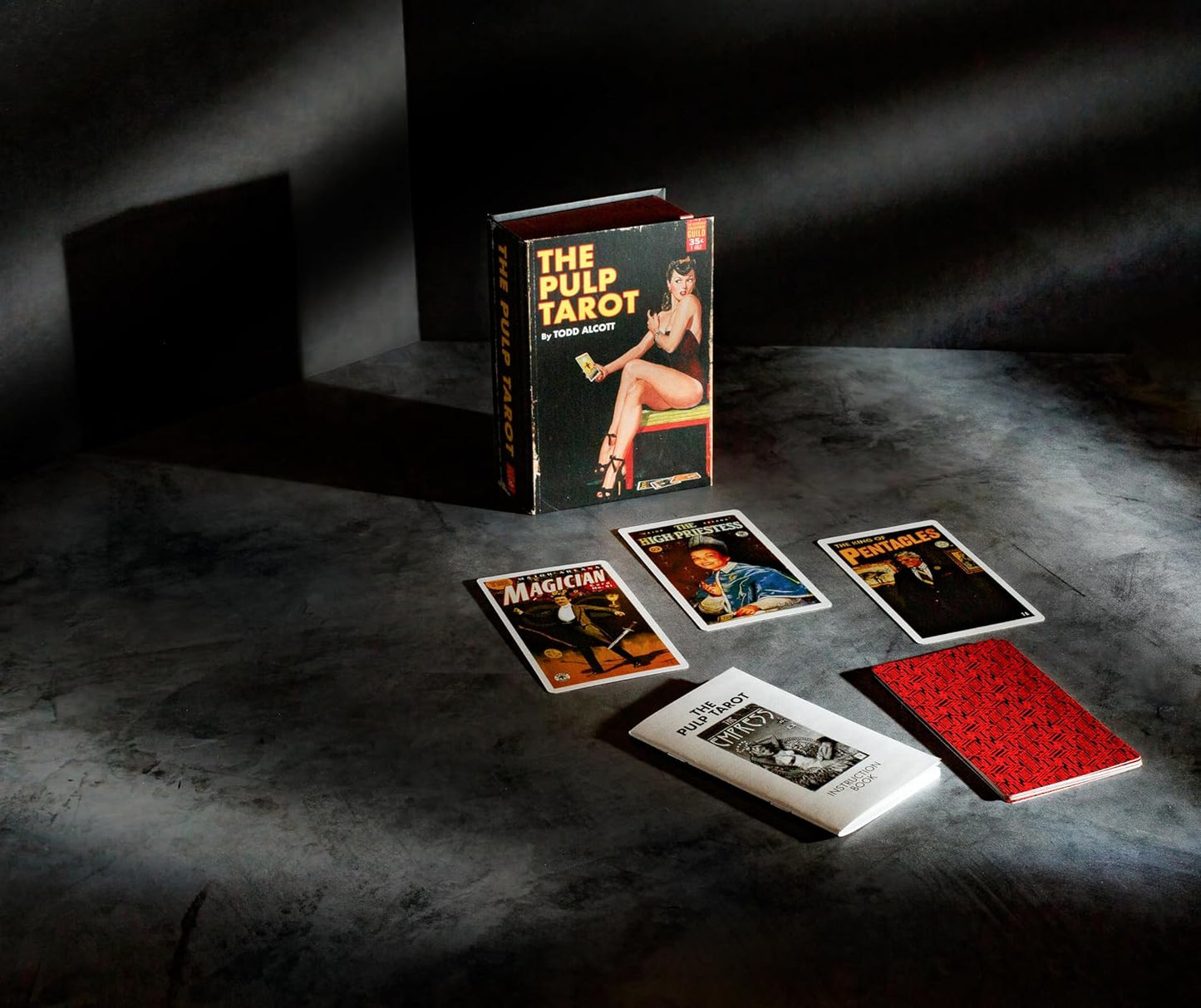 Pulp Magazines Themed Tarot Card Deck - with Characters from the History of Pulp Illustration - Boxed Set with 78 Cards